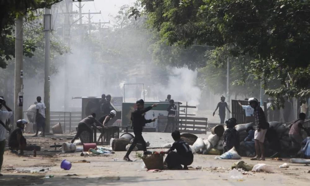 Μιανμάρ: Ένας αστυνομικός και 14 διαδηλωτές νεκροί σε συγκρούσεις